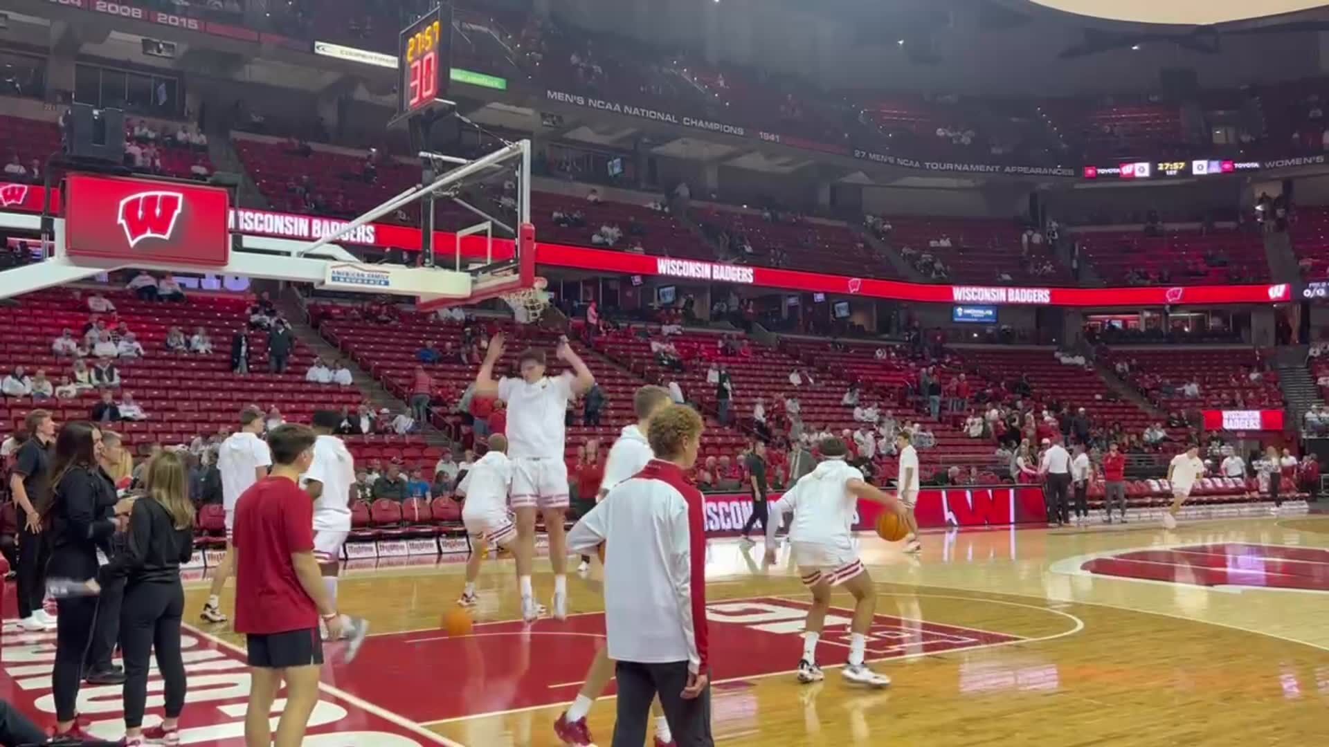 Wisconsin men's basketball warms up ahead of matchup with No. 9 Arizona